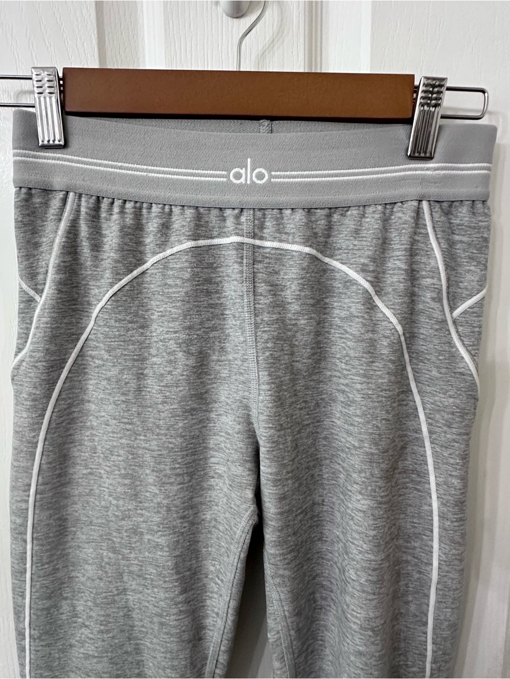 Alo Yoga Alosoft High-Waist 7/8 Heart Throb Leggings - Heather Grey, Size Medium - Picture 4 of 5